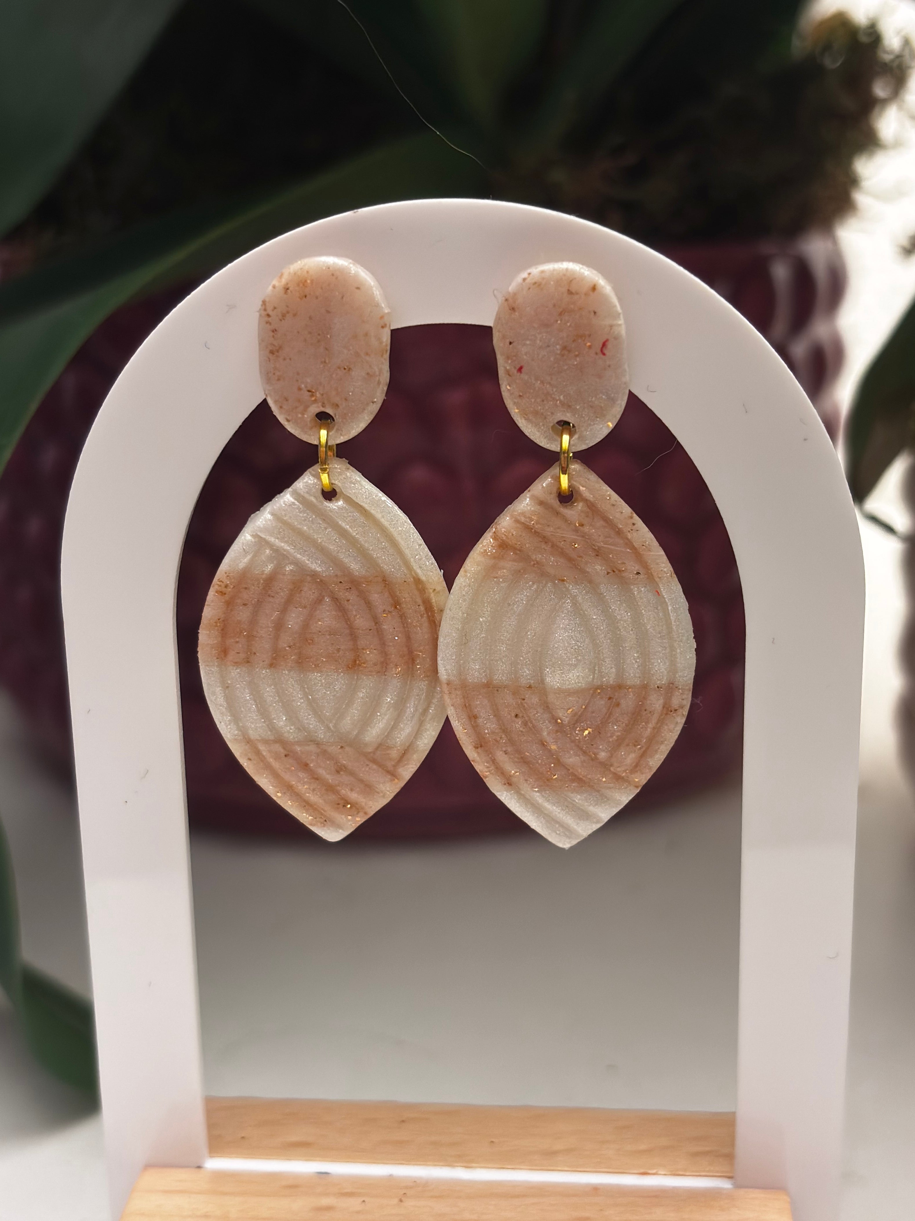 Boucles d’oreilles en pâte polymère beige nacrée – style bohème chic, fait main.