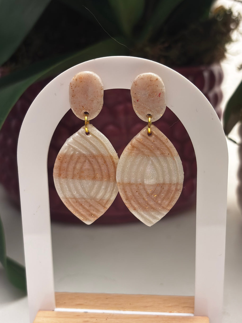 Boucles d’oreilles en pâte polymère beige nacrée – style bohème chic, fait main.