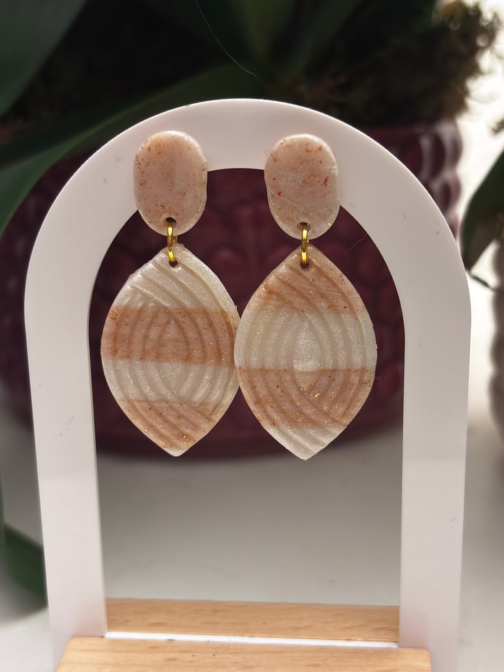 Boucles d’oreilles en pâte polymère beige nacrée – style bohème chic, fait main.
