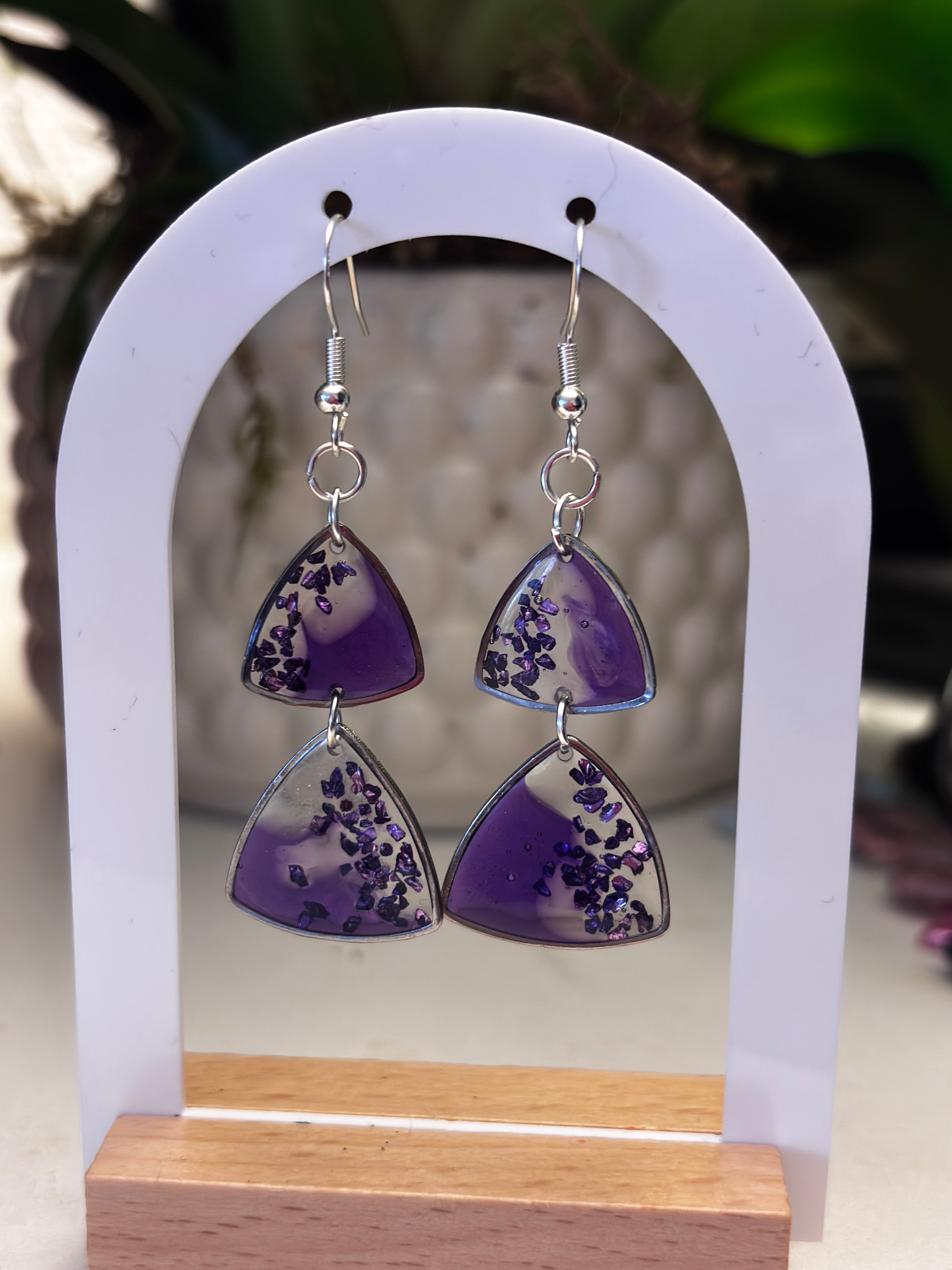 Amethyst Vibes – Boucles d'oreilles géométriques faites main en résine UV