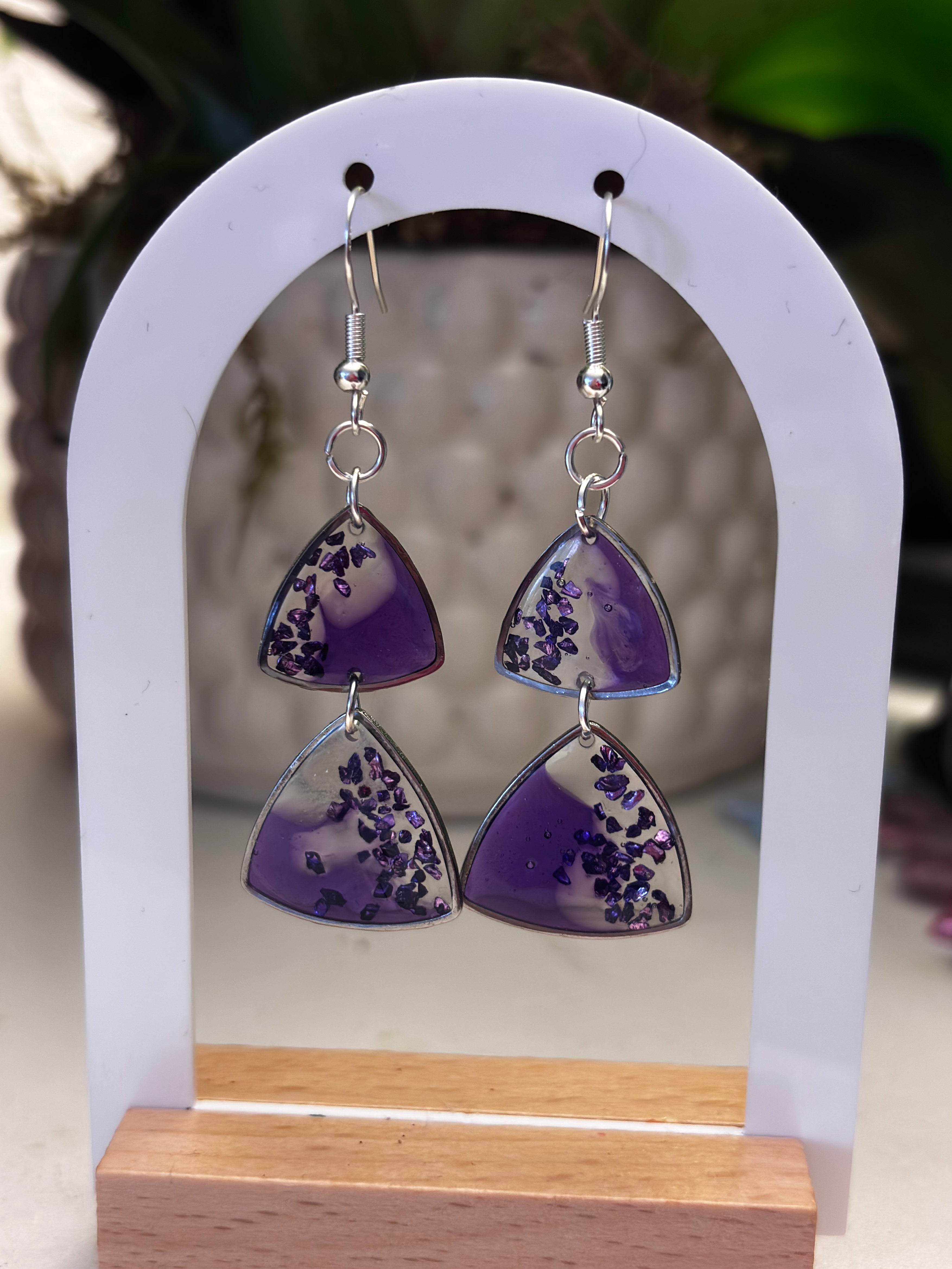 Amethyst Vibes – Boucles d'oreilles géométriques faites main en résine UV