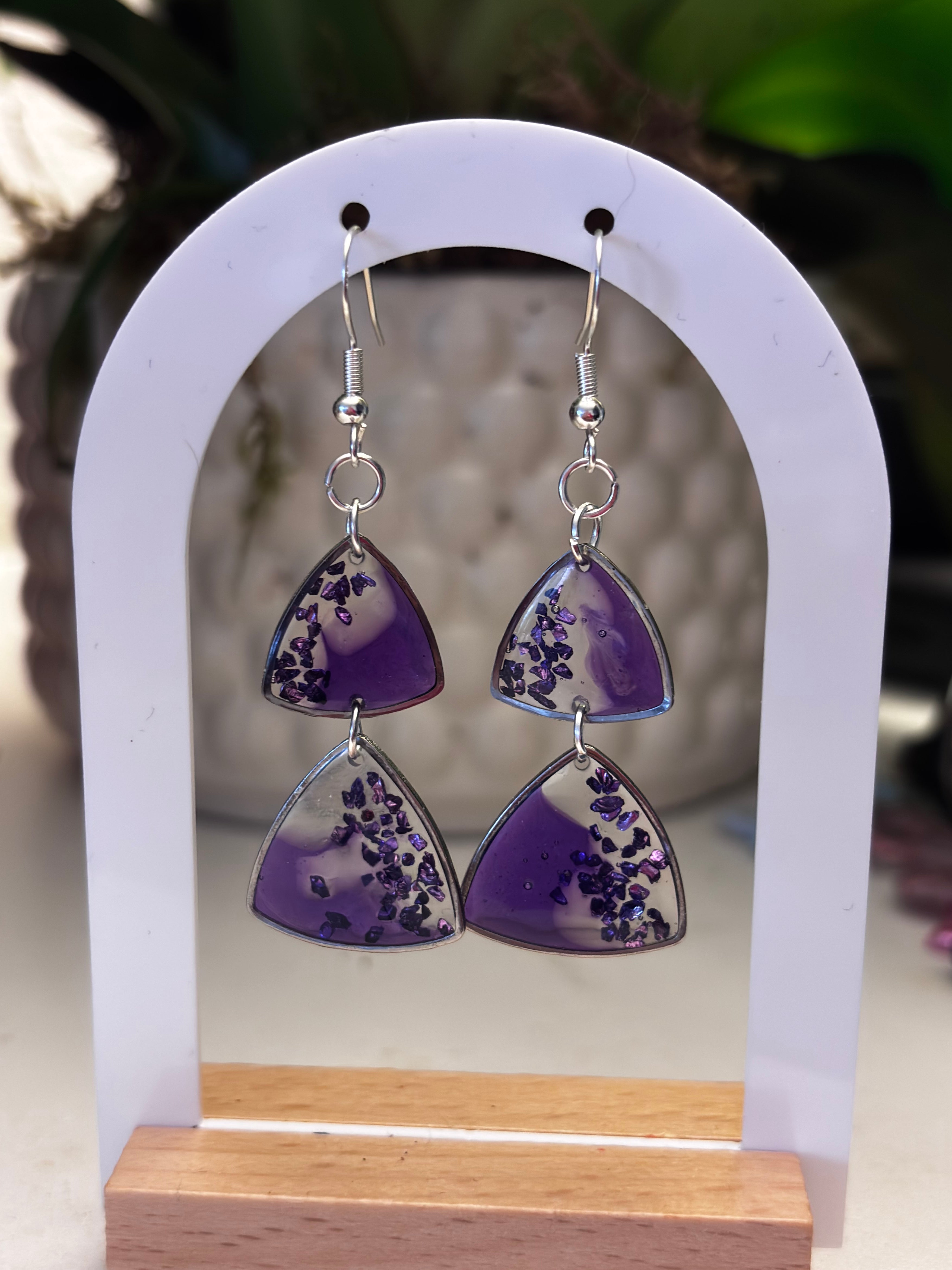 Amethyst Vibes – Boucles d'oreilles géométriques faites main en résine UV