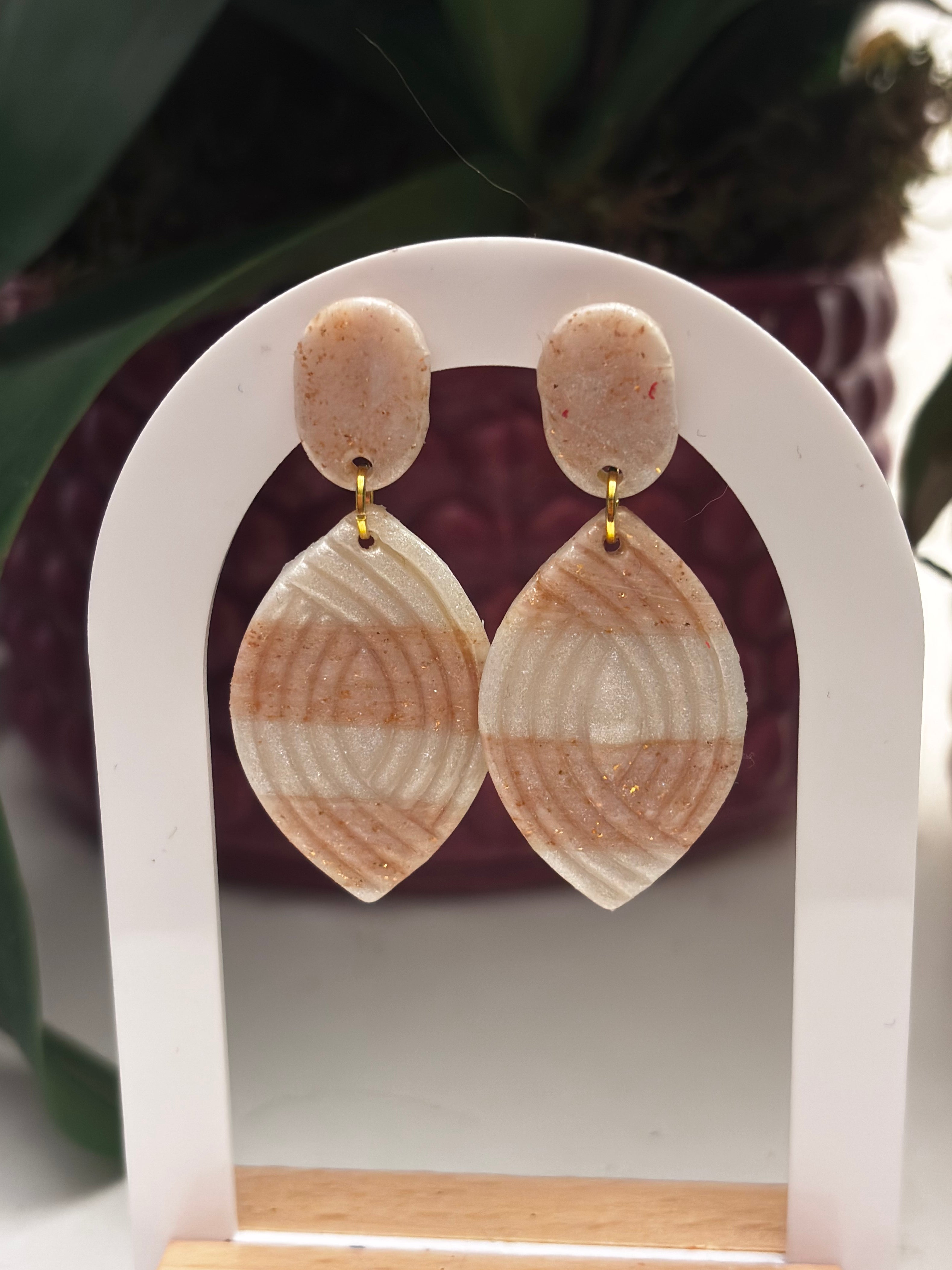 Boucles d’oreilles en pâte polymère beige nacrée – style bohème chic, fait main.