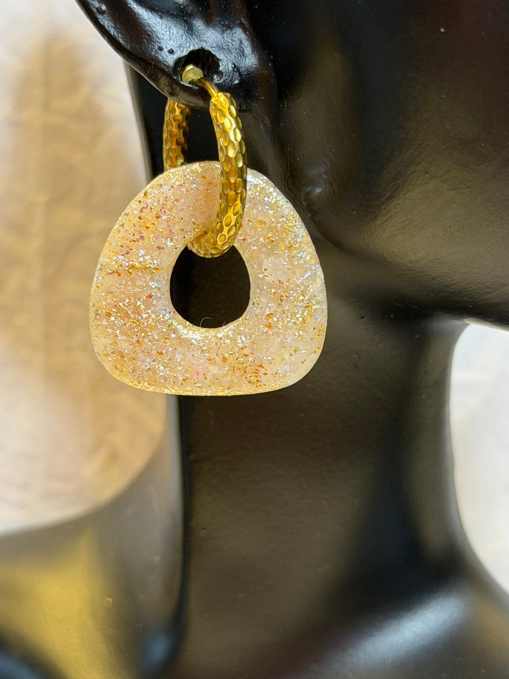 Boucles d'oreilles artisanales en pâte polymère — légères, organiques et lumineuses.

Confectionnées à la main avec des paillettes champagne et une touche bohème naturelle, elles apportent une brillance douce et une élégance décontractée.