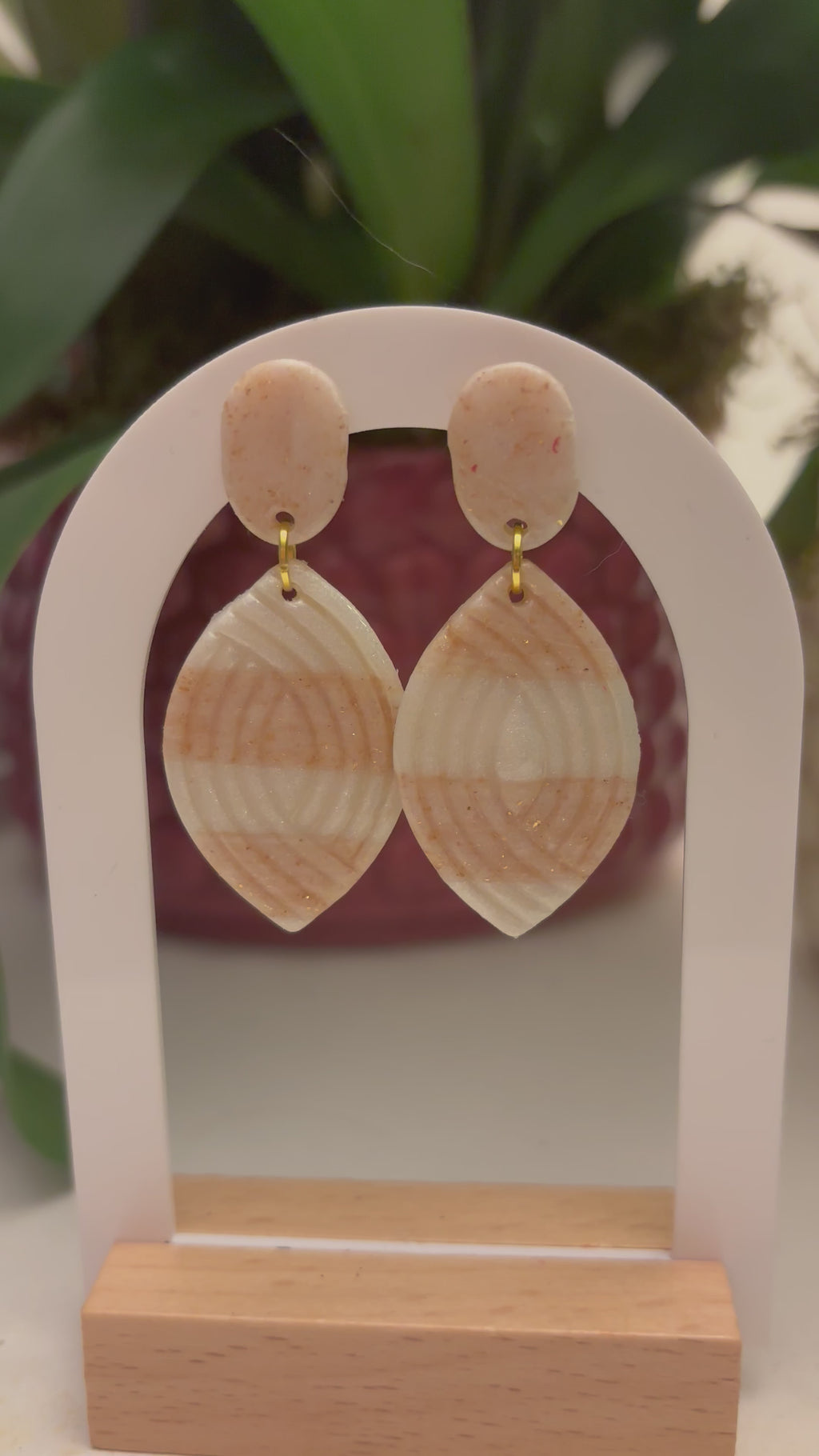 Boucles d’oreilles en pâte polymère beige nacrée – style bohème chic, fait main.