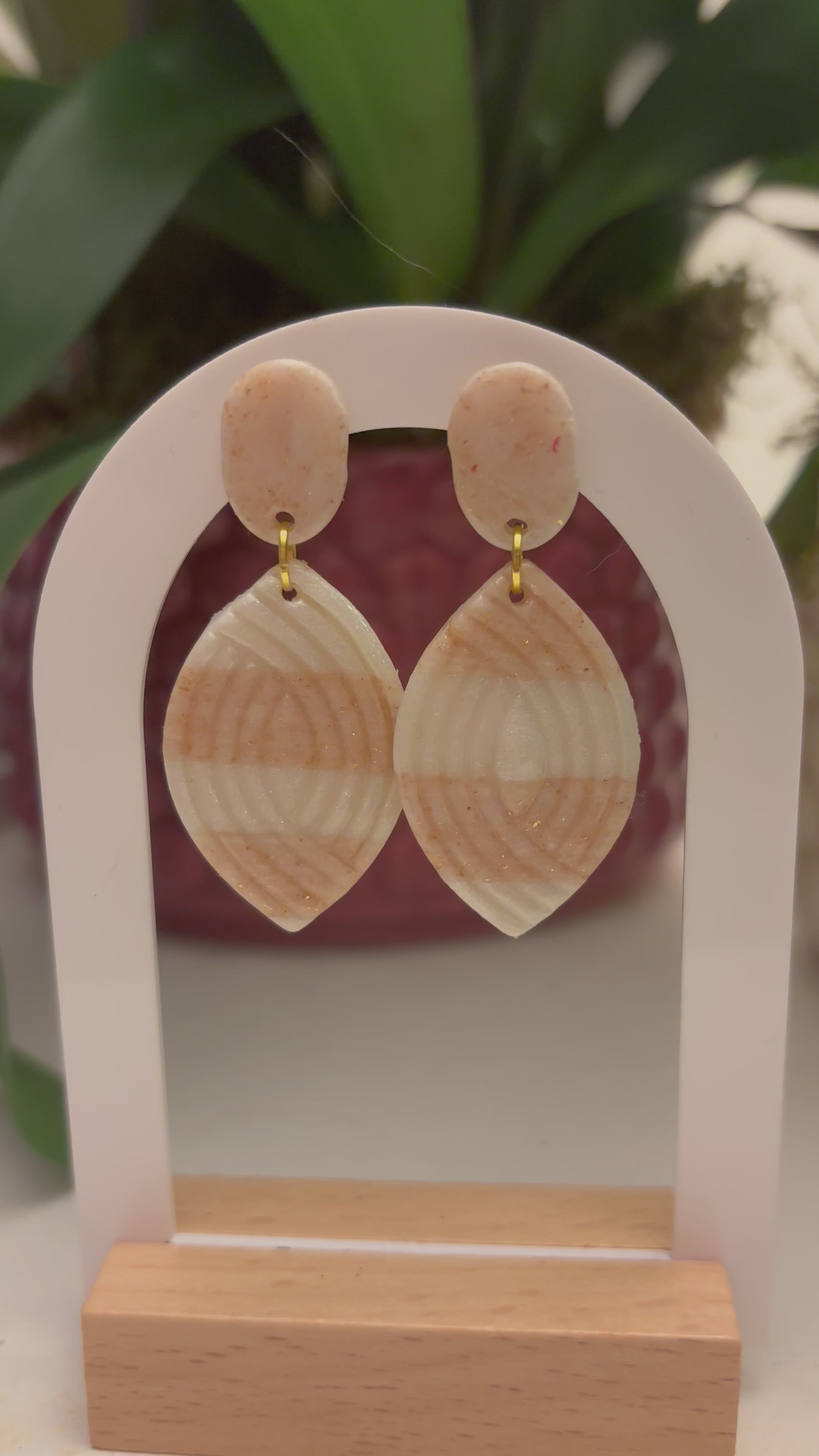 Boucles d’oreilles en pâte polymère beige nacrée – style bohème chic, fait main.